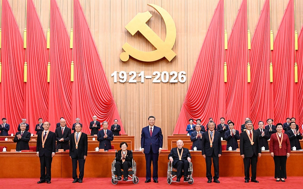 上海爷叔现身被大量股民围观