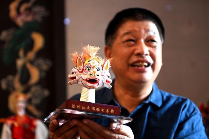 吴镇宇晒费曼王嘉尔合照