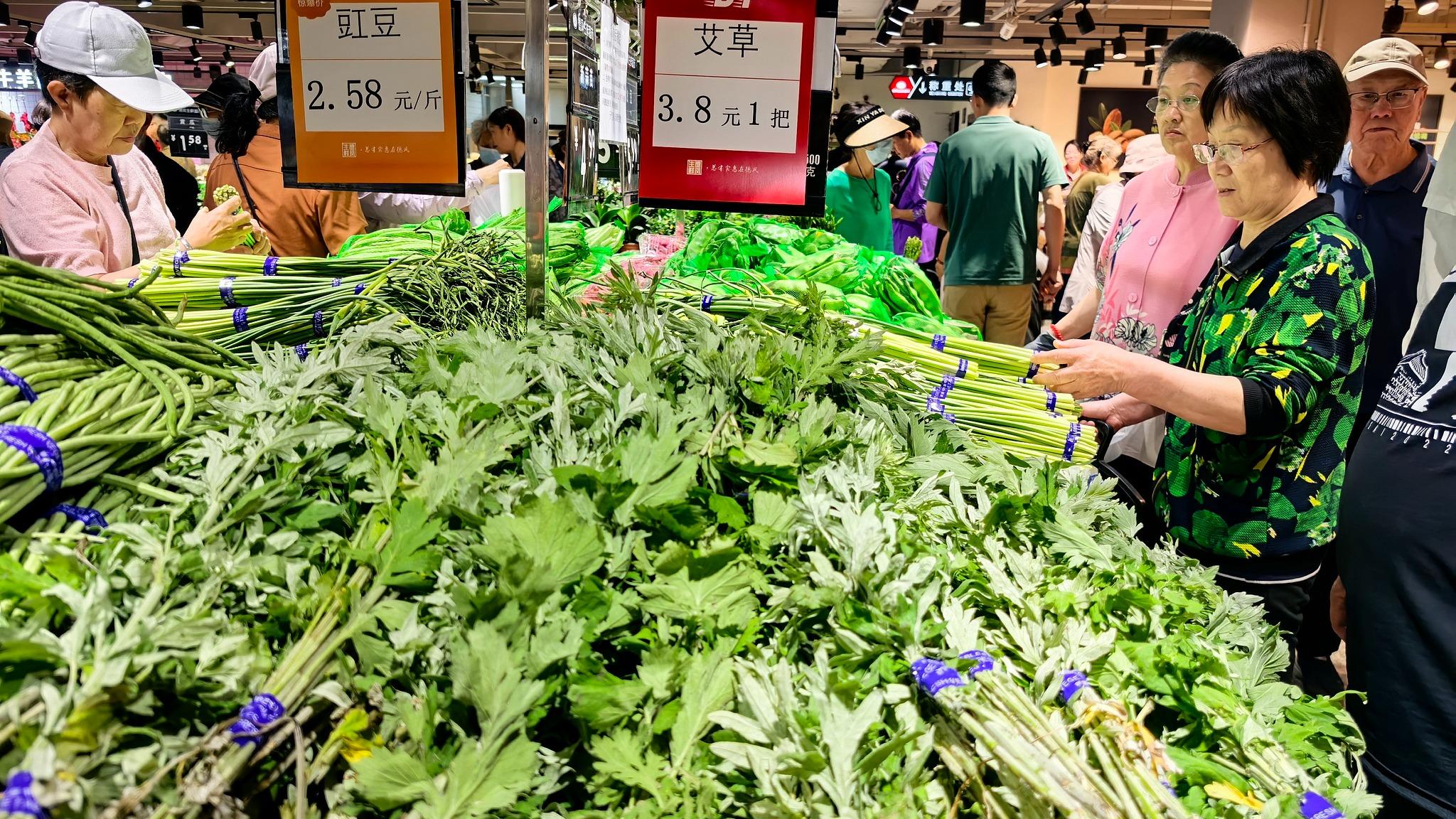 檀健次黑西装鸢尾花