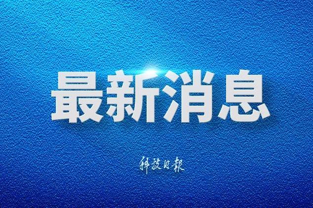 西安一轿车失控撞上公交站台
