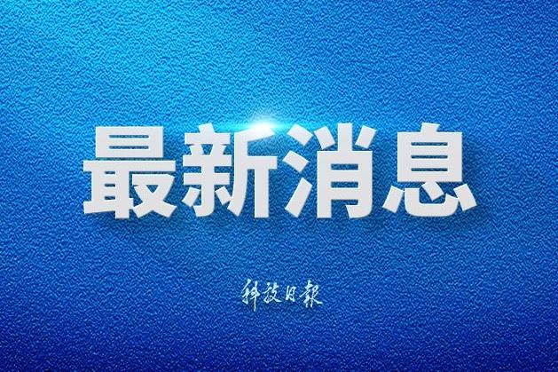 西安一轿车失控撞上公交站台