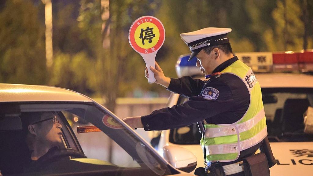上海爷叔现身被大量股民围观