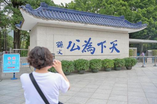 神十八乘组精心照料太空菜园